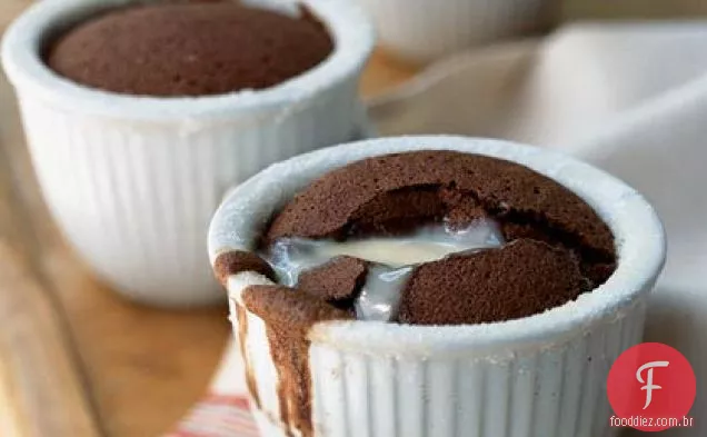 Bolos de suflê de chocolate ricos com Crème Anglaise
