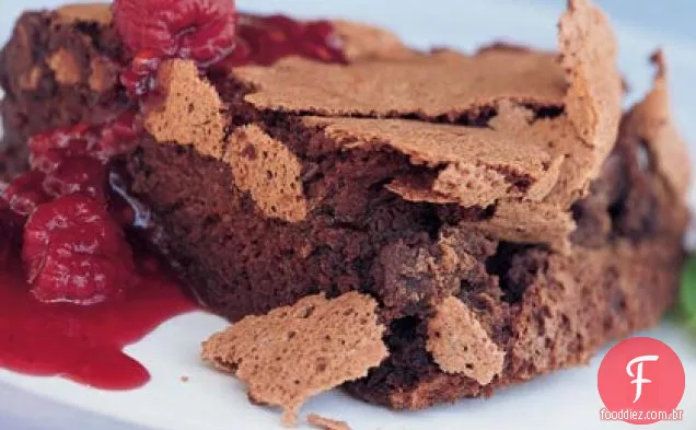 Torta de suflê de Chocolate Duplo Com Molho De Framboesa