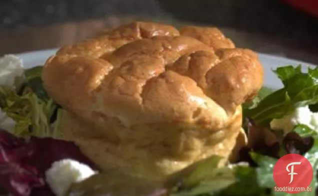 Suflê De Queijo De Cabra Assado Duas Vezes Em Uma Cama De Receita De Verduras Mistas