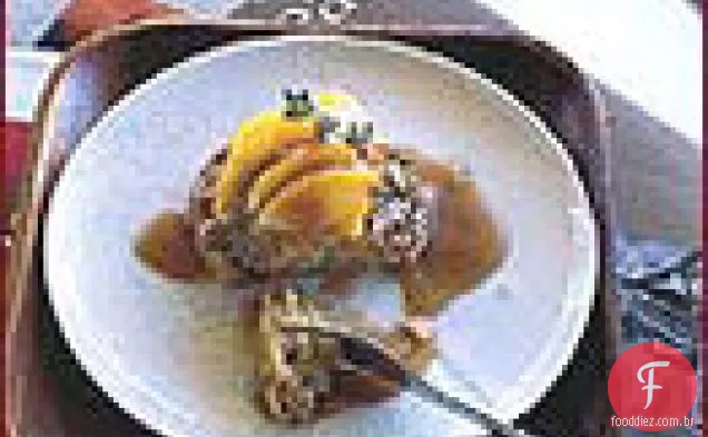 Bolo de especiarias de pêssego com molho de caramelo