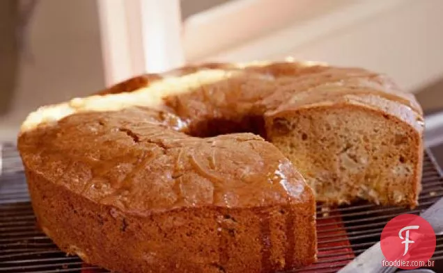 Bolo de maçã e especiarias com esmalte caramelo