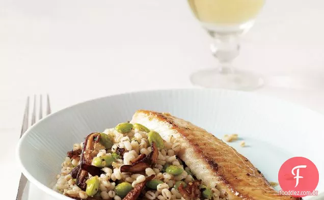 Tilápia com cevada, Shiitake e salada Edamame