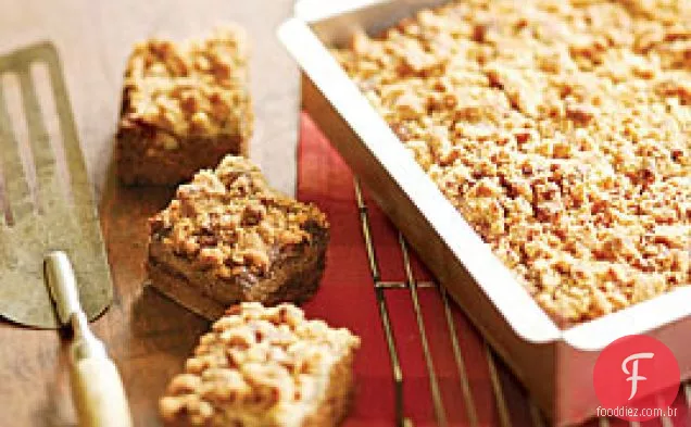 Bolo Da Especiaria Da Batata Doce Com Cobertura Fresca Do Streusel Do Gengibre & Da Noz-Pecã