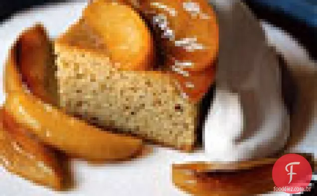 Bolo de especiarias de açúcar mascavo com creme e maçãs caramelizadas