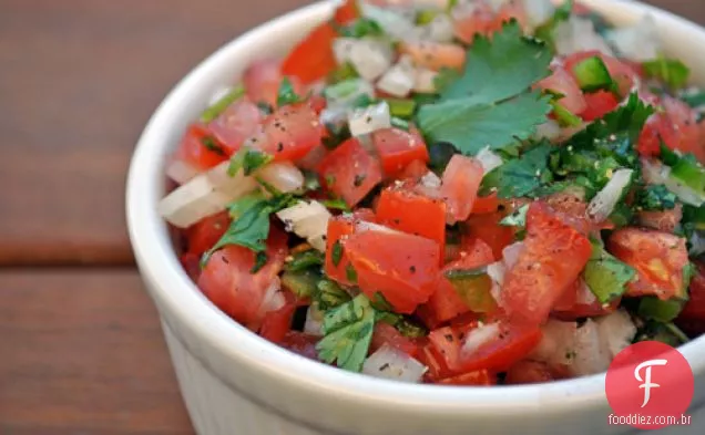 Tilápia com crosta de fubá com Pico de Gallo