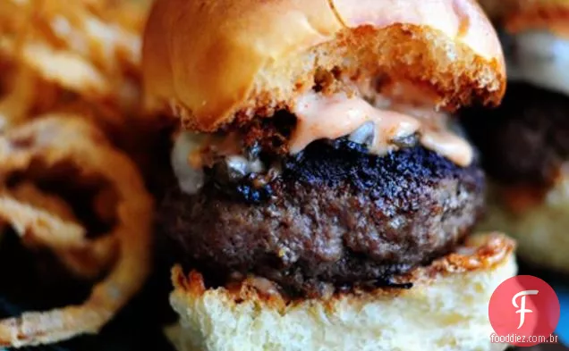 Cogumelos E Sliders Suíços Com Molho Picante