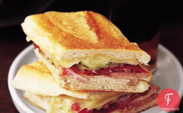Sanduíches cubanos de porco assado com molho Mojo