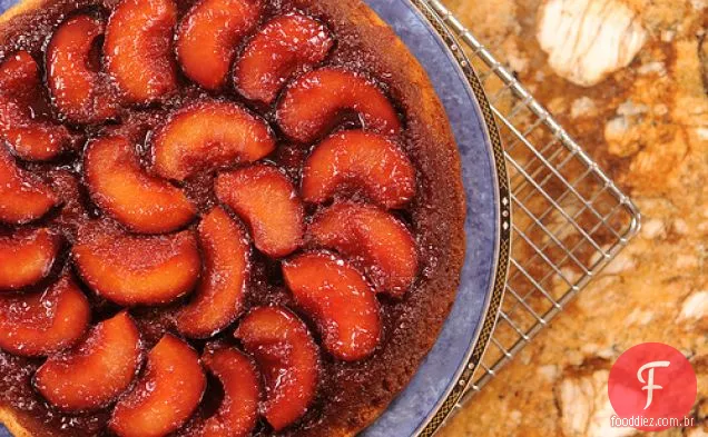 Bolo Tatin de ameixa de Ina Garten
