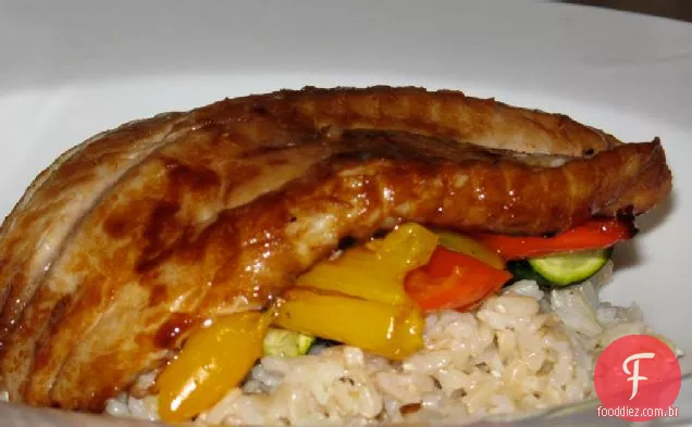 Tilápia vitrificada com mel com legumes assados