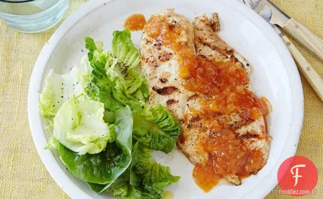 Tilápia grelhada com molho de pêssego para churrasco