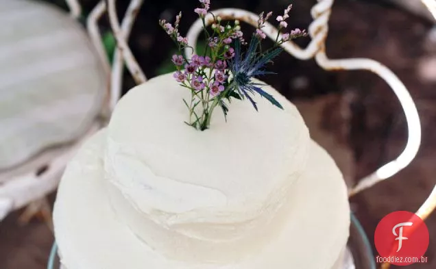 Bolo De Casamento Clássico Com Recheio De Framboesa E Cobertura De Creme De Manteiga