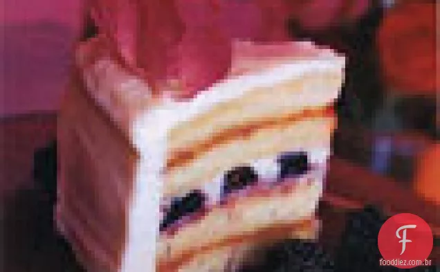 Bolo de casamento com amoras e rosas