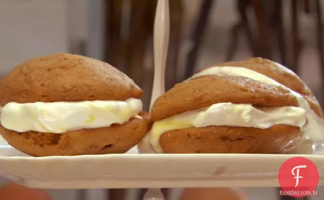 Tortas de Whoopie de pão de gengibre com melaço de limão rodado geada fofa