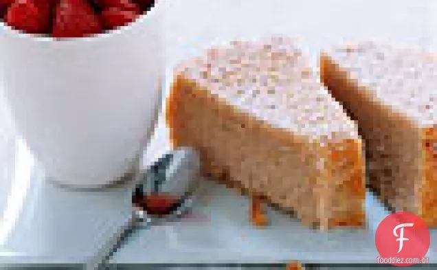 Bolo de vinho com morangos macerados