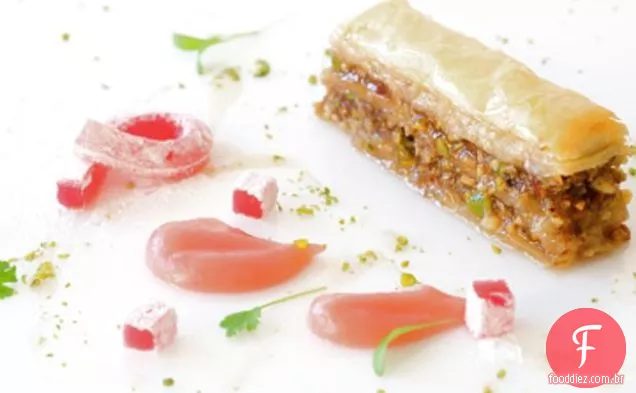 Pistache E Noz Baklava Com Delícias De Ruibarbo E Rosa