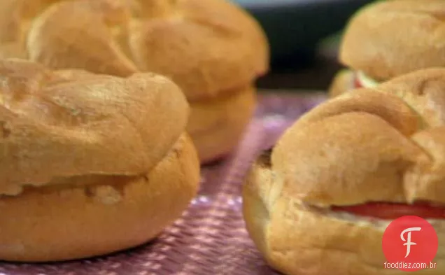 Calzone rola com salame, tomate e manjericão