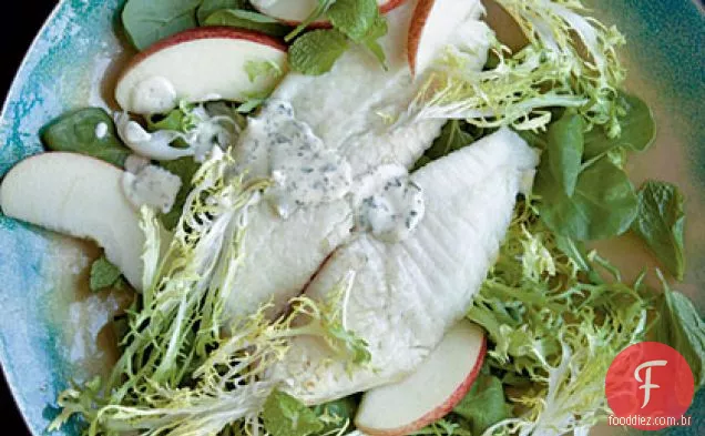 Tilápia grelhada com Frisée-salada de maçã e mostarda-molho de salsa