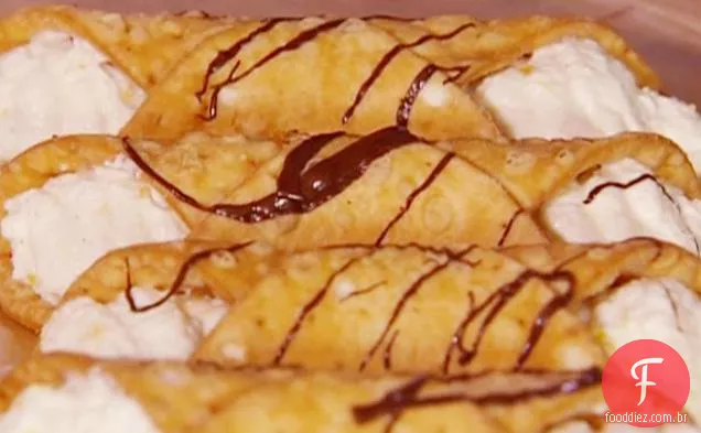 Cannoli com chuvisco de Chocolate