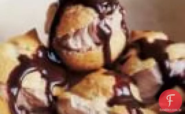Profiteroles Com Sorvete E Molho De Chocolate