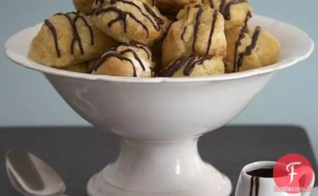 Profiteroles Com Recheio De Chocolate Branco E Escuro