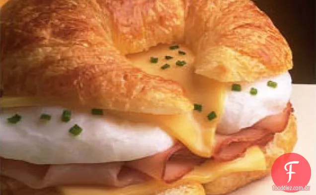 Croissant Coberto Com Ovo E Presunto