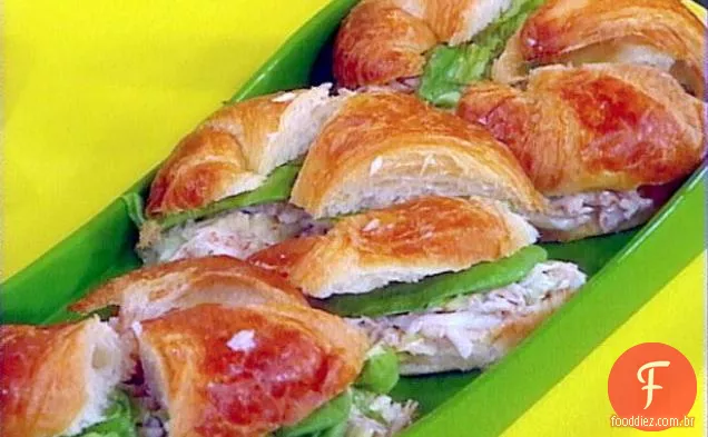 Salada de caranguejo estilo acadiano em Croissants