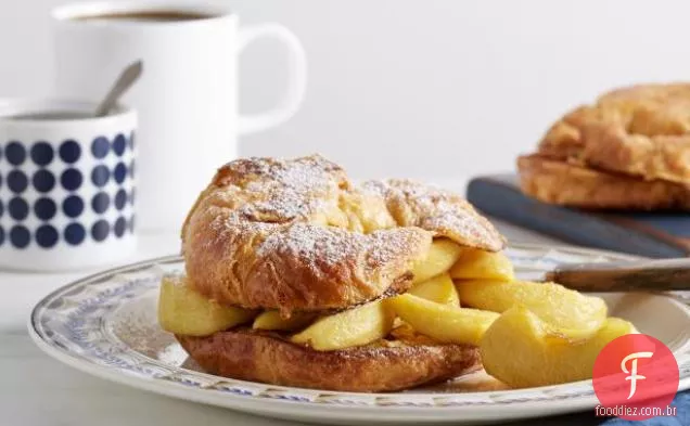 Torrada francesa Croissant com maçãs de caramelo macio