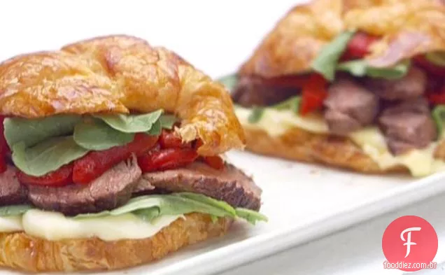 Sanduíches croissant de bife e queijo parisienses