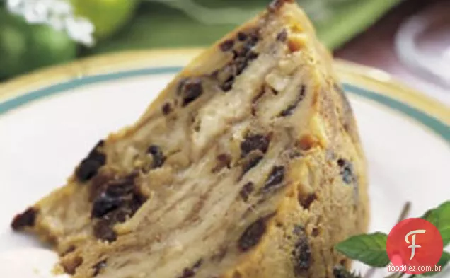 Pudim de Croissant de Natal com creme de leite e molho de açúcar mascavo