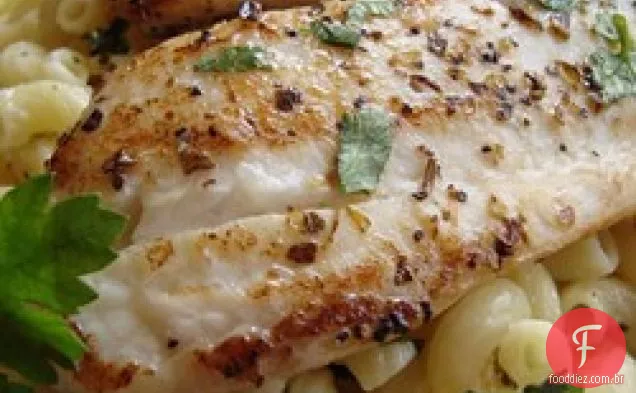 Panela grelhada limão tilápia com massa de parmesão