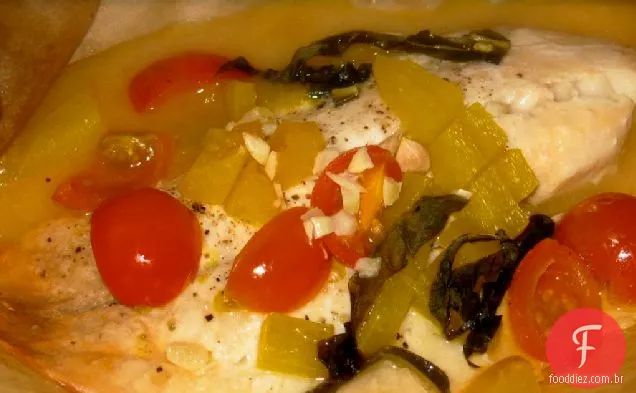Tilápia En Papillote com tomate cereja, pimentão e azeitonas