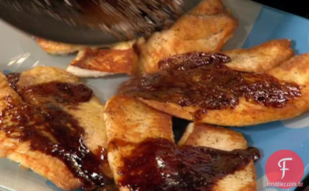 Tilápia com manteiga dourada balsâmica e Farfalle cremoso com Bacon, tomate e ervilhas