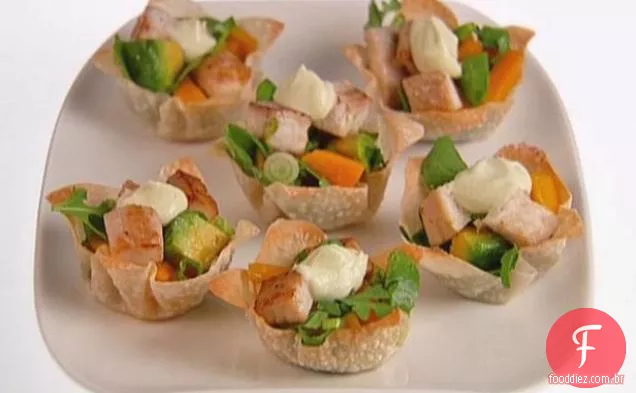 Tacos de peixe tilápia com rúcula