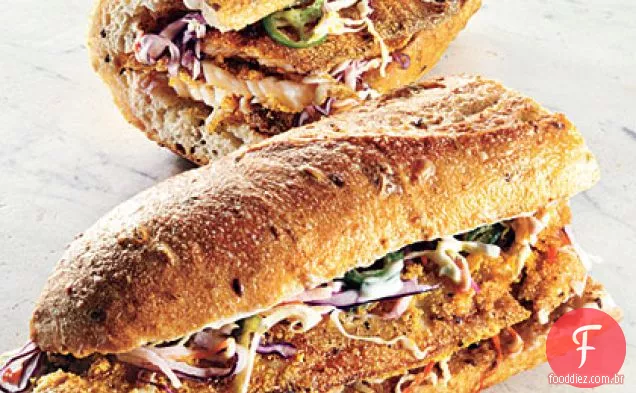 Sanduíches de tilápia com crosta de fubá com Jicama Slaw