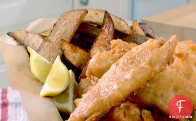 Tilápia peixe e batatas fritas