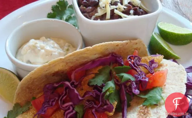Tacos de peixe com crosta de milho com molho Jalapeno-limão e Blac picante
