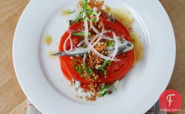 Tomate E Anchovas Com Migalhas De Pão, Manjericão E Cebola Roxa
