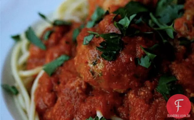 Espaguete Com Almôndegas De Peixe Em Molho Picante De Pimenta Vermelha