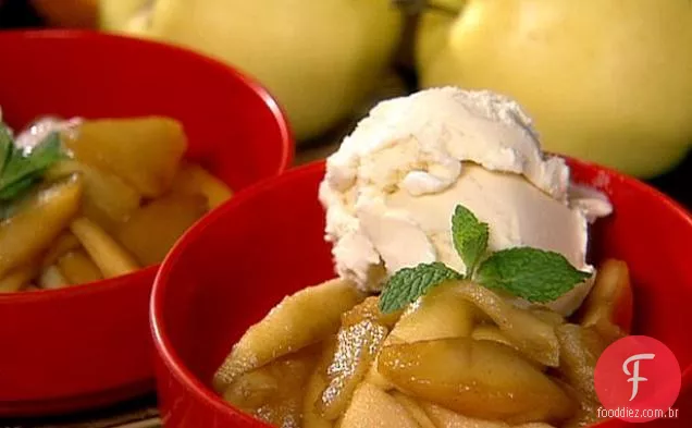 Torta de maçã sem crosta com sorvete de baunilha