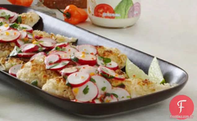 Peixe com crosta de tortilha com salada de rabanete