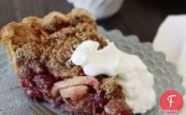 Torta Profunda Do Cranberry Da Maçã Do Prato Com Cobertura Da Migalha Da Noz-Pecã Da Aveia