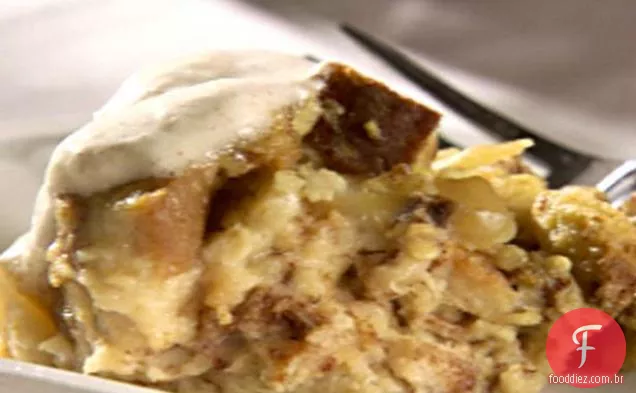 Pudim de Pão de maçã e Canela Com Molho de cerveja de gengibre