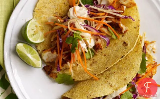 Tacos de peixe com repolho-Slaw cenoura e Crema picante