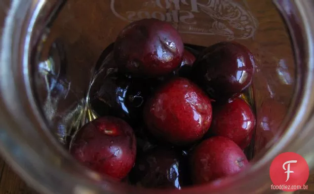 Cerejas embebidas em Bourbon e iogurte congelado azedo