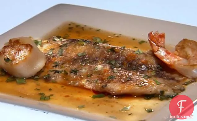 Principal desafio: Barramundi grelhado com camarão salteado Wasabi e vieiras em caldo Asiático