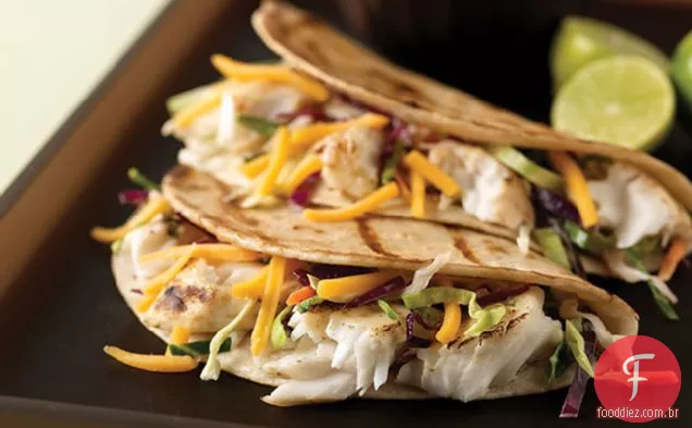 Tacos de peixe grelhado com salada de repolho cremosa para dois