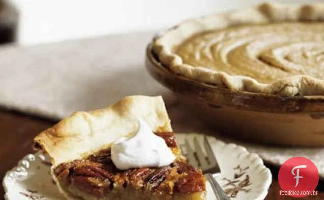 Torta de noz-pecã com creme cravado