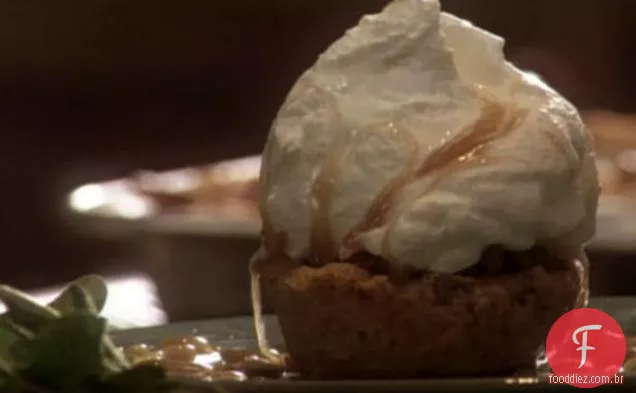 Tortas individuais de noz-pecã com molho de Caramelo De Chá Doce