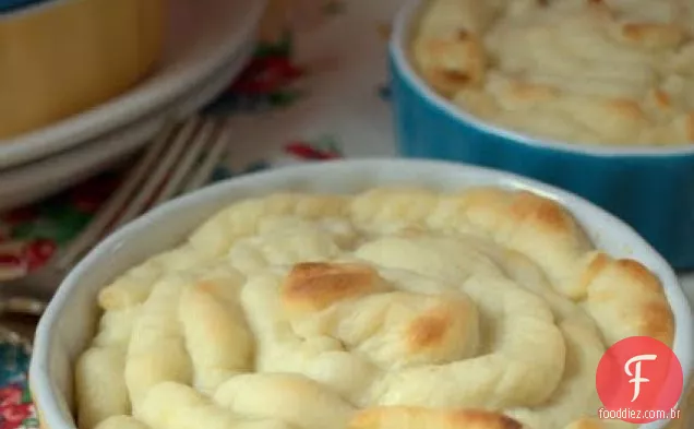 Torta de pastor de cordeiro com crosta de batata amassada de alho