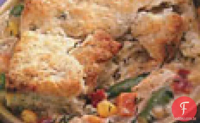 Tortas de frango e vegetais com cobertura de biscoito em pó